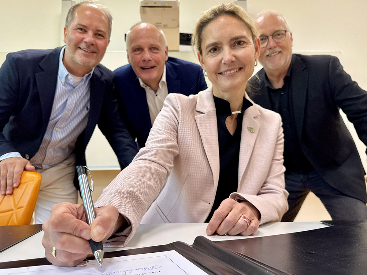Vertragsunterzeichnung zur Lernpartnerschaft