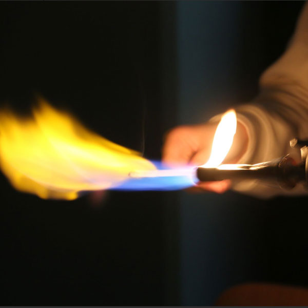 Natrium färbt eine Gasflamme gelb