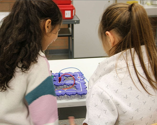 Grundschülerinnen beim technischen Experiment