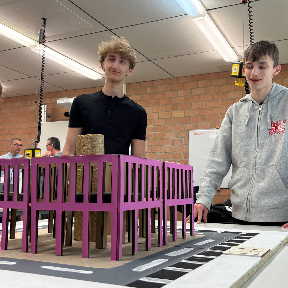 Schüler der Klasse 10 mit ihrem Modell "FoodConnect Markt"