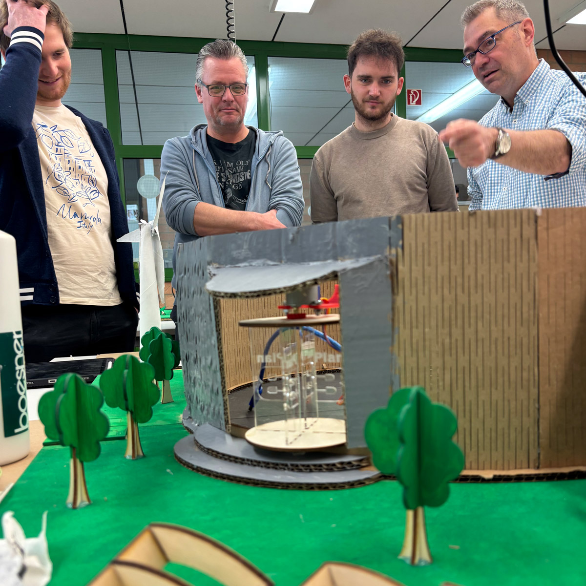 Hoher Besuch: Vertreter der Schulleitung, des Fördervereins und der ﻿zdi Science League begutachten die Modelle.